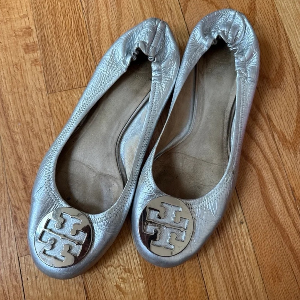 Tory Burch Black Leather Flats with Gold Logo - Picture 10 of 12
